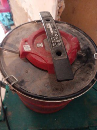 Aspiradora de cenizas roja
