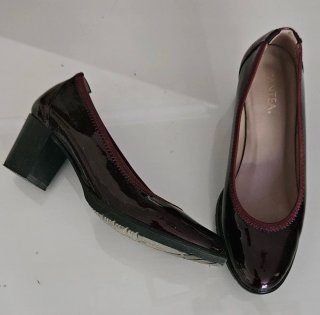 Zapatos de tacón negros/morados acharolado