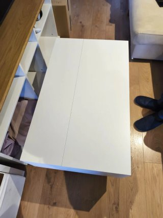 Mesa auxiliar blanca y madera