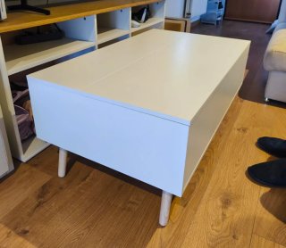 Mesa auxiliar blanca y madera