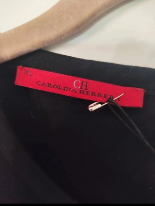 Carolina Herrera. Camiseta negra