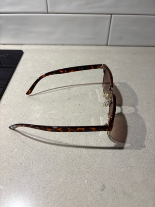 Gafas de sol marrones y doradas