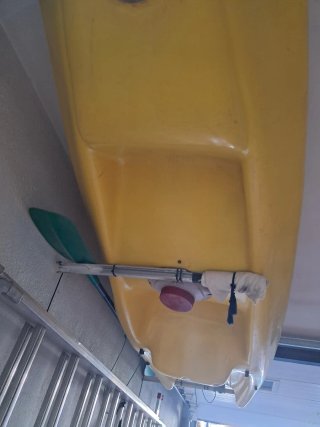 Kayak amarillo con accesorio