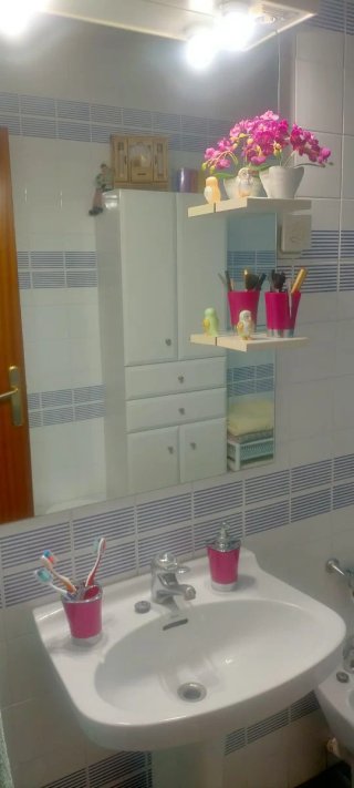 Espejo de baño plateado y blanco