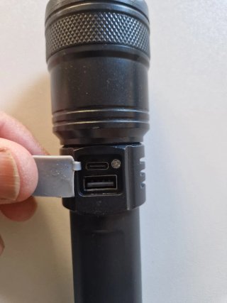 Linterna LED Táctica Recargable USB