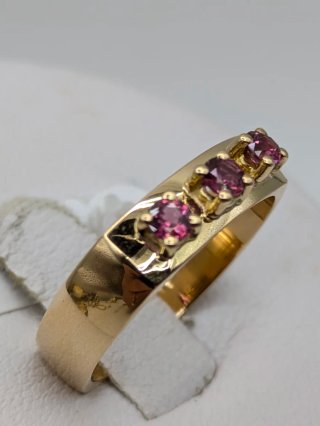 Anillo Oro 18k con 3 piedras rosas