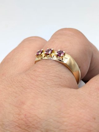 Anillo Oro 18k con 3 piedras rosas
