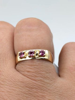 Anillo Oro 18k con 3 piedras rosas