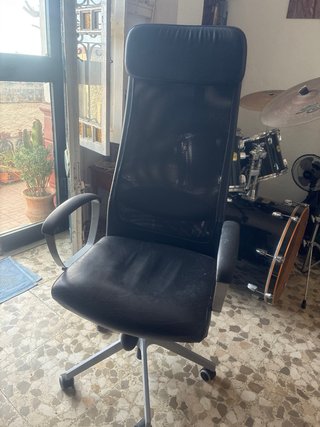 Silla de oficina ergonómica negra
