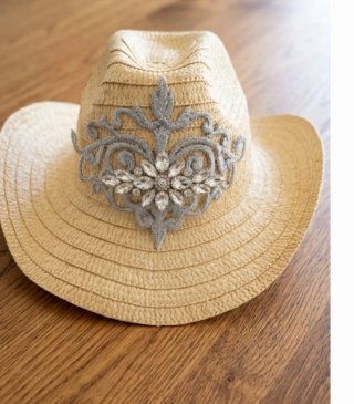 Sombrero  chic con detalle dorado hecho a mano