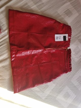 Falda efecto piel, color roja