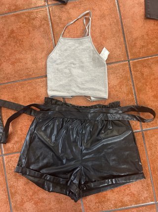 Conjunto ideal para un look arreglado y cómodo