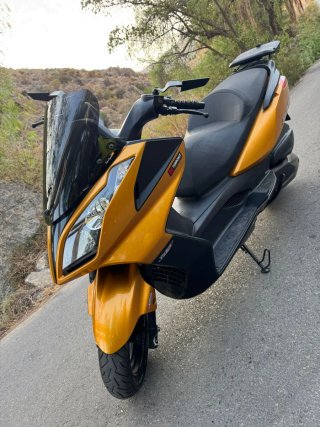 Kymco Superdink 300i Amarillo/Negro