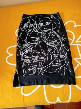 Falda negra con estampado de caras