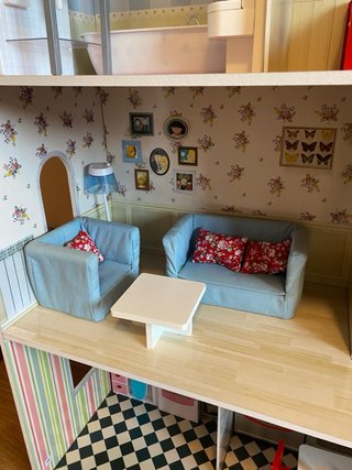 Casita de muñecas con muebles