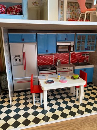 Casita de muñecas con muebles