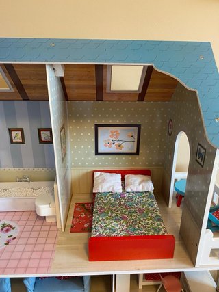 Casita de muñecas con muebles