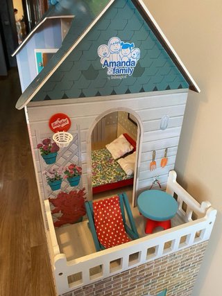 Casita de muñecas con muebles
