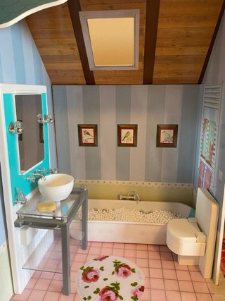 Casita de muñecas con muebles
