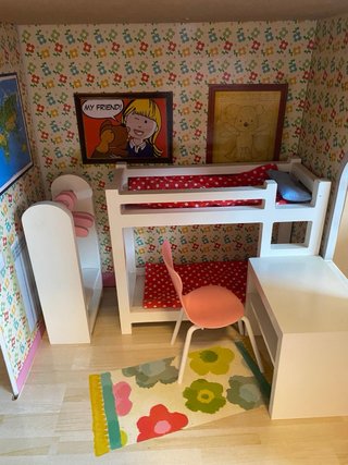 Casita de muñecas con muebles