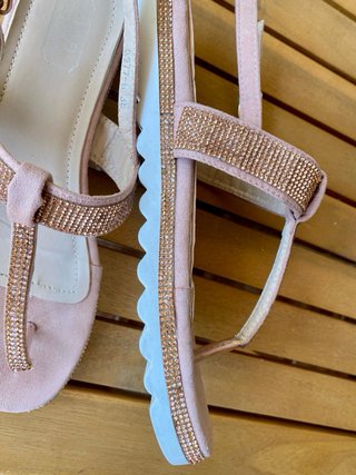Sandalias planas dedo con brillantitos
