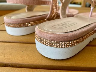 Sandalias planas dedo con brillantitos