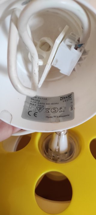 Lámpara infantil Ikea amarilla con nubes blancas