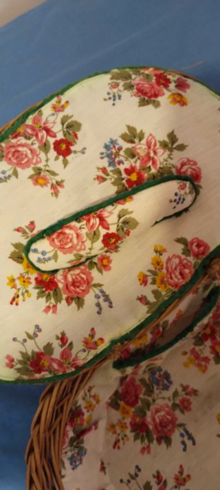 Costurero vintage de mimbre
