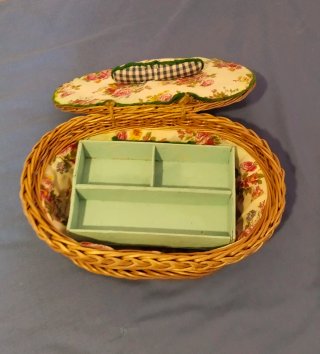 Costurero vintage de mimbre