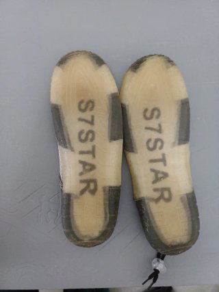Zapatillas de agua grises y blancas