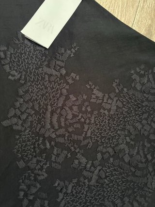 Falda Zara bordada negra