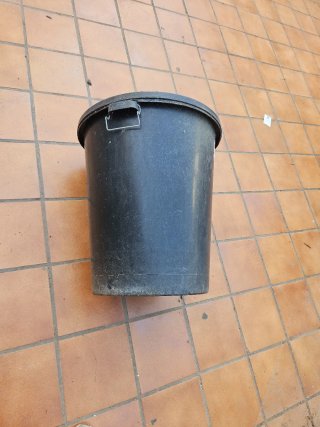 Cubo de basura grande con tapa