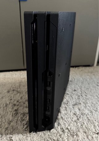 PS4 Pro 1Tb + Volante Hori + 2 DualShock