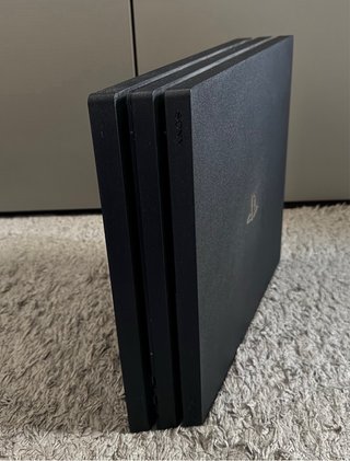 PS4 Pro 1Tb + Volante Hori + 2 DualShock