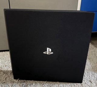 PS4 Pro 1Tb + Volante Hori + 2 DualShock