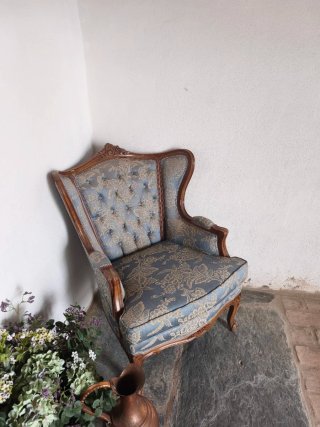 Sillón antiguo tapizado floral