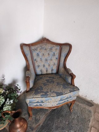 Sillón antiguo tapizado floral