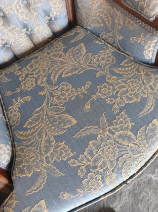 Sillón antiguo tapizado floral
