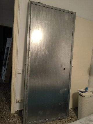 Puerta antiokupa metálica