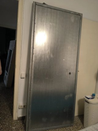 Puerta antiokupa metálica