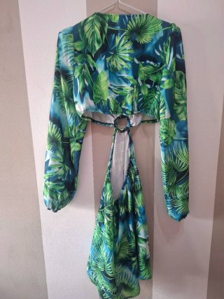 Vestido estampado tropical con cut-outs