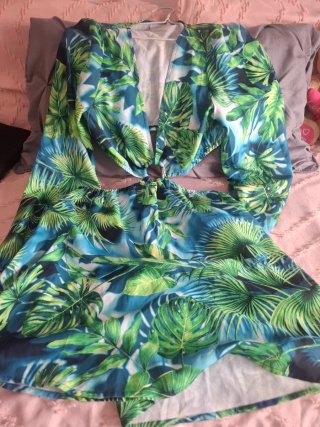 Vestido estampado tropical con cut-outs