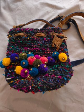 Bolso pequeño multicolor con pompones