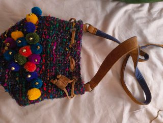 Bolso pequeño multicolor con pompones