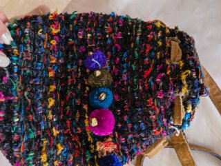 Bolso pequeño multicolor con pompones