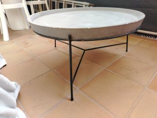 Mesa de centro redonda metálica gris