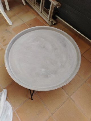 Mesa de centro redonda metálica gris