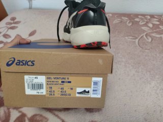 Zapatillas ASICS training/senderismo negras y roja