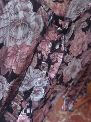 Blusa Encuentro floral negra y rosa talla 46_48