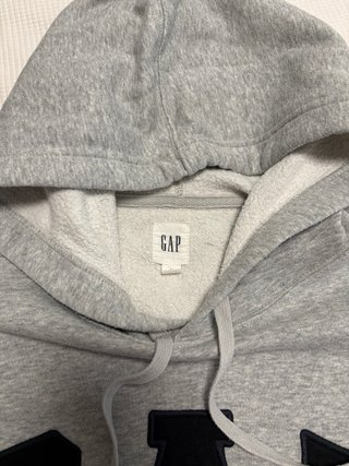 Sudadera Gap Gris con Logo Negro